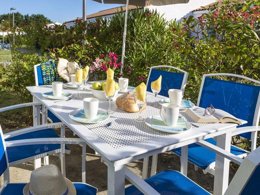 Camping Pas Cher vous présente avec son site Officiel campingpascher.fr, la Résidence Odalys Référence Terre Marine, située sur la commune de Saint Pierre D'oléron dans le département Charente-maritime (Poitou Charentes) en France. La résidence Odalys Référence Terre Marine, vous présente un hébergement de type maison de 35 m² et télévision. La résidence Odalys Référence Terre Marine vous propose du sam. 03 octobre au sam. 10 octobre 2026 pour 7 nuits à 409€. Cette location propose 19 dates différentes pour réserver votre séjour. Découvrez également les 2 autres gammes d'hébergements de la résidence. Les Avis clients pour la Résidence Odalys Référence Terre Marine sont excellents avec une note moyenne de 9 sur 10. Piscine chauffée, Piscine extérieure, Canoë-kayak, Centre équestre, Cyclisme, Golf, Ping-pong, Planche à voile, Pétanque, Randonnée, Surf, Voile,... En savoir plus : cliquez-ICI.