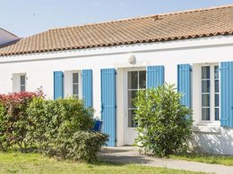 Camping Pas Cher vous présente avec son site Officiel campingpascher.fr, la Résidence Odalys Référence Terre Marine, située sur la commune de Saint Pierre D'oléron dans le département Charente-maritime (Poitou Charentes) en France. La résidence Odalys Référence Terre Marine, vous présente un hébergement de type maison de 36 m² pour 2 personnes et télévision. La résidence Odalys Référence Terre Marine vous propose du sam. 26 septembre au sam. 03 octobre 2026 pour 7 nuits à 439€. Cette location propose 21 dates différentes pour réserver votre séjour. Découvrez également les 2 autres gammes d'hébergements de la résidence. Les Avis clients pour la Résidence Odalys Référence Terre Marine sont excellents avec une note moyenne de 9 sur 10. Piscine chauffée, Piscine extérieure, Canoë-kayak, Centre équestre, Cyclisme, Golf, Ping-pong, Planche à voile, Pétanque, Randonnée, Surf, Voile,... En savoir plus : cliquez-ICI.