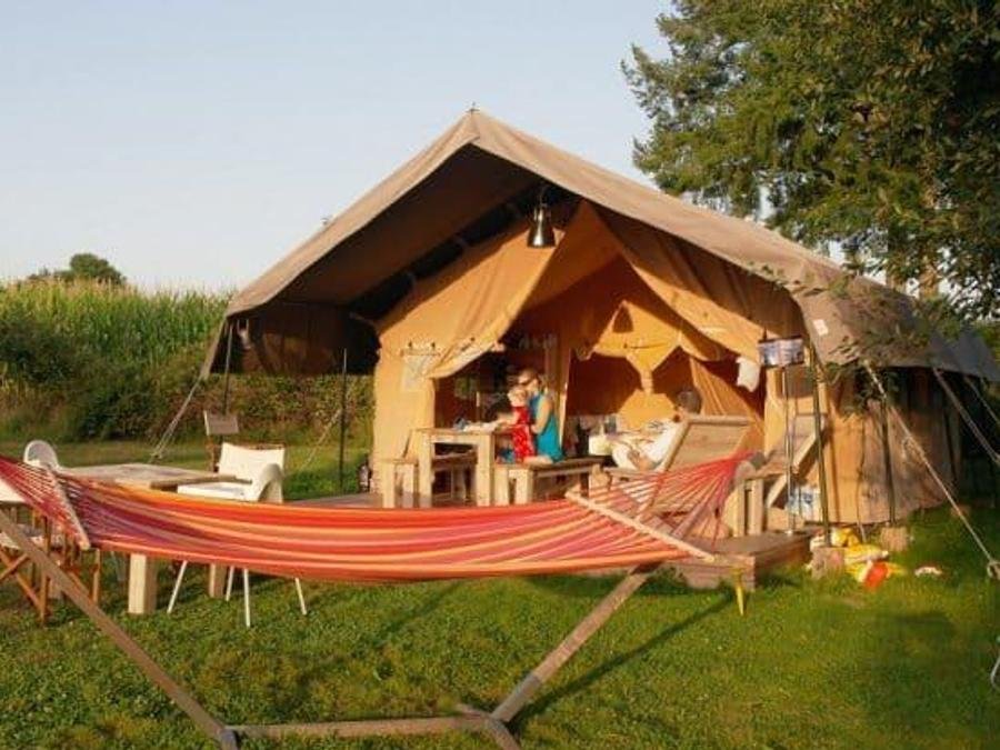Camping Pas Cher vous présente avec son site Officiel campingpascher.fr, le Camping Des Arcades classé 3 étoiles, situé sur la commune de Saint Pantaléon dans le département Lot (Midi Pyrénées) en France. Le camping Des Arcades, vous présente un hébergement de type tente en toile et bois de 35 m² pour 2 personnes. Le camping Des Arcades vous propose du sam. 22 août au sam. 29 août 2026 pour 7 nuits à 312€. Cette location propose 41 dates différentes pour réserver votre séjour. Découvrez également les 8 autres gammes d'hébergements du camping. Les Avis clients pour le Camping Des Arcades sont excellents avec une note moyenne de 8 sur 10. Piscine chauffée, Piscine extérieure, Animation ados, Animation enfants, Animations familiales, Club ados, Aire de jeux enfants, Baby-foot, Centre équestre, Flipper, Ping-pong, Piscine, Pétanque, Randonnée, Salle de jeux vidéo, Sports nautiques, Terrain de beach-volley, Terrain de football, Terrain de volley-ball, Trampoline, Bar, Dépôt de pain, Restaurant, Snack/Bar, Épicerie,... En savoir plus : cliquez-ICI.