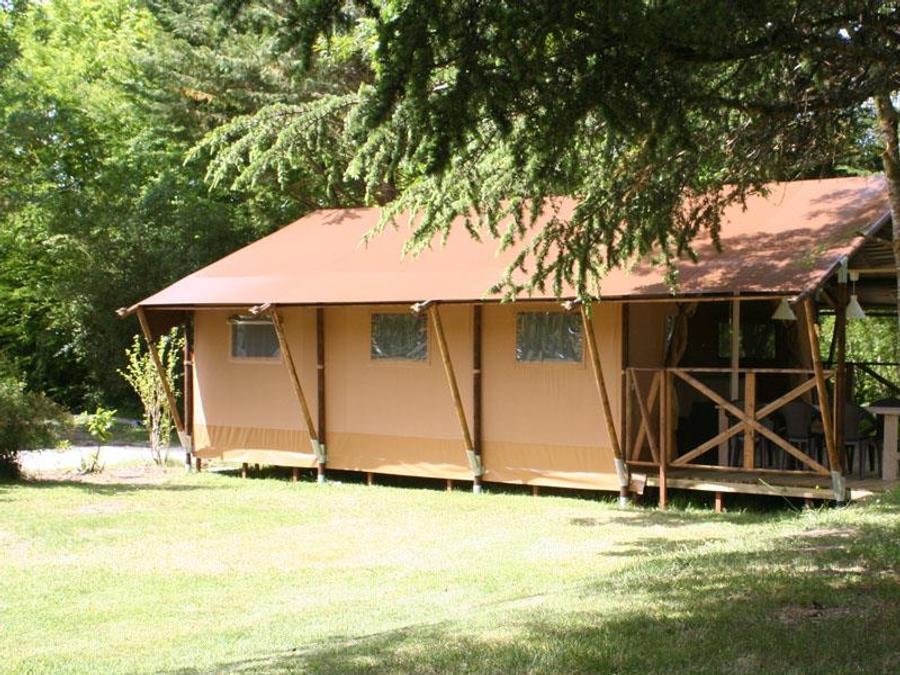 Camping Pas Cher vous présente avec son site Officiel campingpascher.fr, le Camping Des Arcades classé 3 étoiles, situé sur la commune de Saint Pantaléon dans le département Lot (Midi Pyrénées) en France. Le camping Des Arcades, vous présente un hébergement de type tente en toile et bois de 55 m² pour 2 personnes. Le camping Des Arcades vous proposeun séjour PAS CHER avec une REMISEdu sam. 18 juillet au sam. 25 juillet 2026, en promotion à -30% pour 7 nuits à 760 € au lieu de 1100,0 € soit une Économie de 340 €. Cette location propose 3 dates différentes pour réserver votre séjour. Découvrez également les 8 autres gammes d'hébergements du camping. Les Avis clients pour le Camping Des Arcades sont excellents avec une note moyenne de 8 sur 10. Piscine chauffée, Piscine extérieure, Animation ados, Animation enfants, Animations familiales, Aire de jeux enfants, Baby-foot, Centre équestre, Flipper, Ping-pong, Piscine, Pétanque, Randonnée, Salle de jeux vidéo, Sports nautiques, Terrain de beach-volley, Terrain de football, Terrain de volley-ball, Trampoline, Bar, Dépôt de pain, Restaurant, Snack/Bar, Épicerie,... En savoir plus : cliquez-ICI.