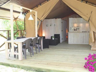 Cliquez pour découvrir toutes les photos de l'HÉBERGEMENT ! tente en toile et bois - Des Arcades photo 3