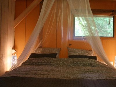 Cliquez pour découvrir toutes les photos de l'HÉBERGEMENT ! tente en toile et bois - Des Arcades photo 5