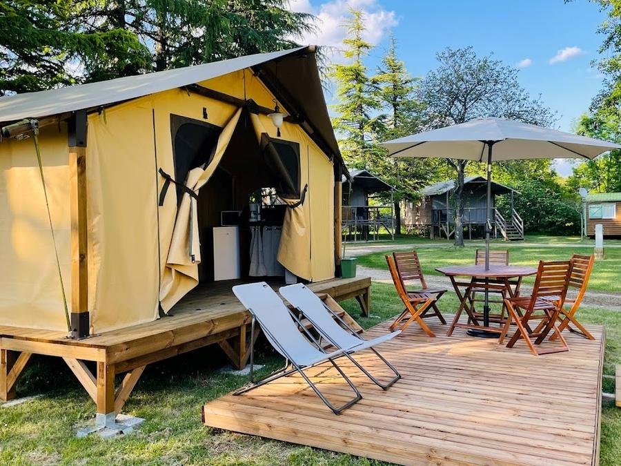 Camping Pas Cher vous présente avec son site Officiel campingpascher.fr, le Camping Quercy Vacances classé 4 étoiles, situé sur la commune de Saint Pierre Lafeuille dans le département Lot (Midi Pyrénées) en France. Le camping Quercy Vacances vous propose un hébergement de type tente en toile et bois de 20 m² pour 1 personne. Cet hébergement propose plus de 53 dates différentes pour réserver ! Pour dévouvrir la période la moins chère, consultez la rubrique 'Tarifs' et sélectionnez votre mois de départ. L'établissement vous propose 7 autres types d'hébergements. Découvrez tous nos séjours à petits prix dans la commune et aux alentours de Saint Pierre Lafeuille du département : Lot (Midi Pyrénées). Les Avis clients pour le Camping Quercy Vacances sont excellents avec une note moyenne de 8 sur 10. Piscine extérieure, Animations familiales, Aire de jeux enfants, Baby-foot, Canoë-kayak, Centre équestre, Ping-pong, Piscine, Pétanque, Randonnée, Terrain multisports, Bar, Brasserie, Dépôt de pain, Snack/Bar,... En savoir plus : cliquez-ICI.