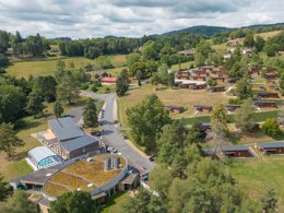 Camping Pas Cher vous présente avec son site Officiel campingpascher.fr, le Village vacances Bel-Air Village Les Demeures Du Lac classé 4 étoiles, situé sur la commune de Saint Remy Sur Durolle dans le département Puy-de-dôme (Auvergne) en France. Le village vacances Bel-Air Village Les Demeures Du Lac vous propose un hébergement de type mobil-home de 63 m² pour 6 personnes avec climatisation (télévision). L'établissement vous propose 14 autres types d'hébergements. Découvrez tous nos séjours à petits prix dans la commune et aux alentours de Saint Remy Sur Durolle du département : Puy-de-dôme (Auvergne). Les Avis clients pour le Village vacances Bel-Air Village Les Demeures Du Lac sont excellents avec une note moyenne de 8 sur 10. Lac, Piscine couverte, Piscine extérieure, Animations familiales, Club enfants, Canoë-kayak, Centre équestre, Court de tennis, Cyclisme, Paddle, Pédalo, Pétanque, Randonnée, Terrain multisports, Boulangerie, Dépôt de pain, Pizzeria, Plats à emporter, Restaurant, Station-service, Supermarché, Épicerie,... En savoir plus : cliquez-ICI.