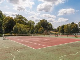 Camping Pas Cher vous présente avec son site Officiel campingpascher.fr, le Village vacances Bel-Air Village Les Demeures Du Lac classé 4 étoiles, situé sur la commune de Saint Remy Sur Durolle dans le département Puy-de-dôme (Auvergne) en France. Le village vacances Bel-Air Village Les Demeures Du Lac, vous présente un hébergement de type mobil-home de 49 m² pour 4 personnes avec climatisation et télévision. Le village vacances Bel-Air Village Les Demeures Du Lac vous propose du dimanche 25 octobre au dimanche 01 novembre 2026, en promotion à -15% pour 7 nuits à 196 € au lieu de 231,0 € soit une Économie de 35 €. Cette location propose 143 dates différentes pour réserver votre séjour. Découvrez également les 7 autres gammes d'hébergements du village vacances. Les Avis clients pour le Village vacances Bel-Air Village Les Demeures Du Lac sont excellents avec une note moyenne de 8 sur 10. Lac, Piscine couverte, Piscine extérieure, Animations familiales, Club enfants, Canoë-kayak, Centre équestre, Court de tennis, Cyclisme, Paddle, Pédalo, Pétanque, Randonnée, Terrain multisports, Boulangerie, Dépôt de pain, Pizzeria, Plats à emporter, Restaurant, Station-service, Supermarché, Épicerie,... En savoir plus : cliquez-ICI.