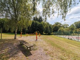 Camping Pas Cher vous présente avec son site Officiel campingpascher.fr, le Village vacances Bel-Air Village Les Demeures Du Lac classé 4 étoiles, situé sur la commune de Saint Remy Sur Durolle dans le département Puy-de-dôme (Auvergne) en France. Le village vacances Bel-Air Village Les Demeures Du Lac, vous présente un hébergement de type mobil-home de 56 m² pour 4 personnes avec climatisation et télévision. Le village vacances Bel-Air Village Les Demeures Du Lac vous propose du dimanche 25 octobre au dimanche 01 novembre 2026, en promotion à -15% pour 7 nuits à 196 € au lieu de 231,0 € soit une Économie de 35 €. Cette location propose 134 dates différentes pour réserver votre séjour. Découvrez également les 7 autres gammes d'hébergements du village vacances. Les Avis clients pour le Village vacances Bel-Air Village Les Demeures Du Lac sont excellents avec une note moyenne de 8 sur 10. Lac, Piscine couverte, Piscine extérieure, Animations familiales, Club enfants, Canoë-kayak, Centre équestre, Court de tennis, Cyclisme, Paddle, Pédalo, Pétanque, Randonnée, Terrain multisports, Boulangerie, Dépôt de pain, Pizzeria, Plats à emporter, Restaurant, Station-service, Supermarché, Épicerie,... En savoir plus : cliquez-ICI.