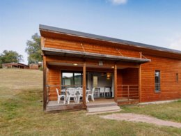 Camping Pas Cher vous présente avec son site Officiel campingpascher.fr, le Village vacances Bel-Air Village Les Demeures Du Lac classé 4 étoiles, situé sur la commune de Saint Remy Sur Durolle dans le département Puy-de-dôme (Auvergne) en France. Le village vacances Bel-Air Village Les Demeures Du Lac, vous présente un hébergement de type mobil-home de 49 m² pour 4 personnes avec climatisation et télévision. Le village vacances Bel-Air Village Les Demeures Du Lac vous propose du dimanche 25 octobre au dimanche 01 novembre 2026, en promotion à -15% pour 7 nuits à 196 € au lieu de 231,0 € soit une Économie de 35 €. Cette location propose 143 dates différentes pour réserver votre séjour. Découvrez également les 7 autres gammes d'hébergements du village vacances. Les Avis clients pour le Village vacances Bel-Air Village Les Demeures Du Lac sont excellents avec une note moyenne de 8 sur 10. Lac, Piscine couverte, Piscine extérieure, Animations familiales, Club enfants, Canoë-kayak, Centre équestre, Court de tennis, Cyclisme, Paddle, Pédalo, Pétanque, Randonnée, Terrain multisports, Boulangerie, Dépôt de pain, Pizzeria, Plats à emporter, Restaurant, Station-service, Supermarché, Épicerie,... En savoir plus : cliquez-ICI.