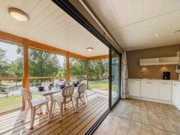 Camping Pas Cher vous présente avec son site Officiel campingpascher.fr, le Village vacances Bel-Air Village Les Demeures Du Lac classé 4 étoiles, situé sur la commune de Saint Remy Sur Durolle dans le département Puy-de-dôme (Auvergne) en France. Le village vacances Bel-Air Village Les Demeures Du Lac vous propose un hébergement de type mobil-home de 63 m² pour 6 personnes avec climatisation (télévision). L'établissement vous propose 7 autres types d'hébergements. Découvrez tous nos séjours à petits prix dans la commune et aux alentours de Saint Remy Sur Durolle du département : Puy-de-dôme (Auvergne). Les Avis clients pour le Village vacances Bel-Air Village Les Demeures Du Lac sont excellents avec une note moyenne de 8 sur 10. Lac, Piscine couverte, Piscine extérieure, Animations familiales, Club enfants, Canoë-kayak, Centre équestre, Court de tennis, Cyclisme, Paddle, Pédalo, Pétanque, Randonnée, Terrain multisports, Boulangerie, Dépôt de pain, Pizzeria, Plats à emporter, Restaurant, Station-service, Supermarché, Épicerie,... En savoir plus : cliquez-ICI.