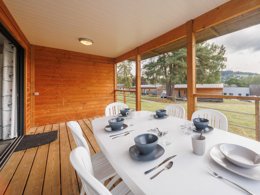 Camping Pas Cher vous présente avec son site Officiel campingpascher.fr, le Village vacances Bel-Air Village Les Demeures Du Lac classé 4 étoiles, situé sur la commune de Saint Remy Sur Durolle dans le département Puy-de-dôme (Auvergne) en France. Le village vacances Bel-Air Village Les Demeures Du Lac, vous présente un hébergement de type mobil-home de 49 m² pour 4 personnes avec climatisation et télévision. Le village vacances Bel-Air Village Les Demeures Du Lac vous propose du dimanche 25 octobre au dimanche 01 novembre 2026, en promotion à -15% pour 7 nuits à 196 € au lieu de 231,0 € soit une Économie de 35 €. Cette location propose 143 dates différentes pour réserver votre séjour. Découvrez également les 7 autres gammes d'hébergements du village vacances. Les Avis clients pour le Village vacances Bel-Air Village Les Demeures Du Lac sont excellents avec une note moyenne de 8 sur 10. Lac, Piscine couverte, Piscine extérieure, Animations familiales, Club enfants, Canoë-kayak, Centre équestre, Court de tennis, Cyclisme, Paddle, Pédalo, Pétanque, Randonnée, Terrain multisports, Boulangerie, Dépôt de pain, Pizzeria, Plats à emporter, Restaurant, Station-service, Supermarché, Épicerie,... En savoir plus : cliquez-ICI.