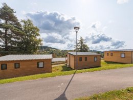 Camping Pas Cher vous présente avec son site Officiel campingpascher.fr, le Village vacances Bel-Air Village Les Demeures Du Lac classé 4 étoiles, situé sur la commune de Saint Remy Sur Durolle dans le département Puy-de-dôme (Auvergne) en France. Le village vacances Bel-Air Village Les Demeures Du Lac vous propose un hébergement de type mobil-home de 63 m² pour 6 personnes avec climatisation (télévision). L'établissement vous propose 7 autres types d'hébergements. Découvrez tous nos séjours à petits prix dans la commune et aux alentours de Saint Remy Sur Durolle du département : Puy-de-dôme (Auvergne). Les Avis clients pour le Village vacances Bel-Air Village Les Demeures Du Lac sont excellents avec une note moyenne de 8 sur 10. Lac, Piscine couverte, Piscine extérieure, Animations familiales, Club enfants, Canoë-kayak, Centre équestre, Court de tennis, Cyclisme, Paddle, Pédalo, Pétanque, Randonnée, Terrain multisports, Boulangerie, Dépôt de pain, Pizzeria, Plats à emporter, Restaurant, Station-service, Supermarché, Épicerie,... En savoir plus : cliquez-ICI.