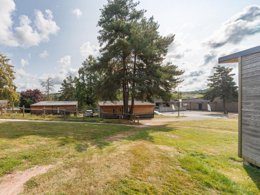 Camping Pas Cher vous présente avec son site Officiel campingpascher.fr, le Village vacances Bel-Air Village Les Demeures Du Lac classé 4 étoiles, situé sur la commune de Saint Remy Sur Durolle dans le département Puy-de-dôme (Auvergne) en France. Le village vacances Bel-Air Village Les Demeures Du Lac vous propose un hébergement de type mobil-home de 63 m² pour 6 personnes avec climatisation (télévision). L'établissement vous propose 7 autres types d'hébergements. Découvrez tous nos séjours à petits prix dans la commune et aux alentours de Saint Remy Sur Durolle du département : Puy-de-dôme (Auvergne). Les Avis clients pour le Village vacances Bel-Air Village Les Demeures Du Lac sont excellents avec une note moyenne de 8 sur 10. Lac, Piscine couverte, Piscine extérieure, Animations familiales, Club enfants, Canoë-kayak, Centre équestre, Court de tennis, Cyclisme, Paddle, Pédalo, Pétanque, Randonnée, Terrain multisports, Boulangerie, Dépôt de pain, Pizzeria, Plats à emporter, Restaurant, Station-service, Supermarché, Épicerie,... En savoir plus : cliquez-ICI.