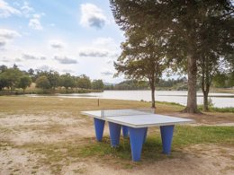 Camping Pas Cher vous présente avec son site Officiel campingpascher.fr, le Village vacances Bel-Air Village Les Demeures Du Lac classé 4 étoiles, situé sur la commune de Saint Remy Sur Durolle dans le département Puy-de-dôme (Auvergne) en France. Le village vacances Bel-Air Village Les Demeures Du Lac, vous présente un hébergement de type mobil-home de 49 m² pour 4 personnes avec climatisation et télévision. Le village vacances Bel-Air Village Les Demeures Du Lac vous propose du dimanche 25 octobre au dimanche 01 novembre 2026, en promotion à -15% pour 7 nuits à 196 € au lieu de 231,0 € soit une Économie de 35 €. Cette location propose 143 dates différentes pour réserver votre séjour. Découvrez également les 7 autres gammes d'hébergements du village vacances. Les Avis clients pour le Village vacances Bel-Air Village Les Demeures Du Lac sont excellents avec une note moyenne de 8 sur 10. Lac, Piscine couverte, Piscine extérieure, Animations familiales, Club enfants, Canoë-kayak, Centre équestre, Court de tennis, Cyclisme, Paddle, Pédalo, Pétanque, Randonnée, Terrain multisports, Boulangerie, Dépôt de pain, Pizzeria, Plats à emporter, Restaurant, Station-service, Supermarché, Épicerie,... En savoir plus : cliquez-ICI.