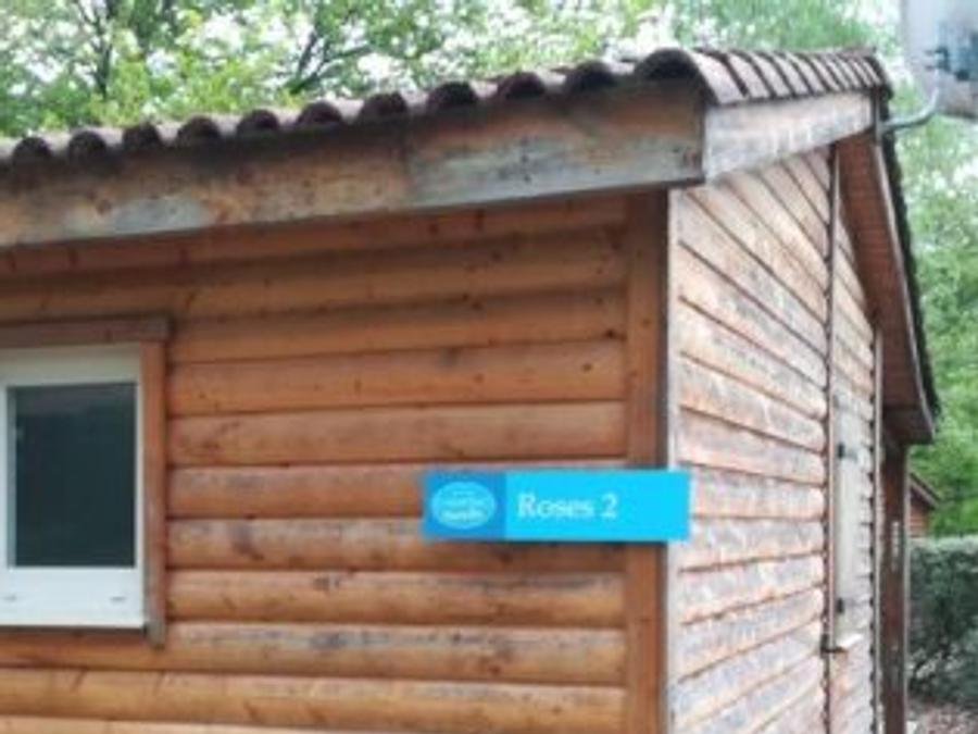 Camping Pas Cher vous présente avec son site Officiel campingpascher.fr, le Camping Paradis - Les Chanterelles classé 4 étoiles, situé sur la commune de Saint Remy Sur Durolle dans le département Puy-de-dôme (Auvergne) en France. Le camping Paradis - Les Chanterelles, vous présente un hébergement de type chalet de 27 m² pour 4 personnes et télévision. Le camping Paradis - Les Chanterelles vous propose du dimanche 20 septembre au dimanche 27 septembre 2026 pour 7 nuits à 154€. Cette location propose 44 dates différentes pour réserver votre séjour. Découvrez également les 11 autres gammes d'hébergements du camping. Les Avis clients pour le Camping Paradis - Les Chanterelles sont excellents avec une note moyenne de 8 sur 10. Piscine extérieure, Animations familiales, Club enfants, Aire de jeux enfants, Canoë-kayak, Centre équestre, Court de tennis, Golf, Paddle, Ping-pong, Pédalo, Pétanque, Randonnée, Terrain de volley-ball, Terrain multisports, Bar, Dépôt de pain, Snack/Bar,... En savoir plus : cliquez-ICI.