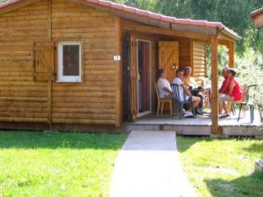 Camping Pas Cher vous présente avec son site Officiel campingpascher.fr, le Camping Paradis - Les Chanterelles classé 4 étoiles, situé sur la commune de Saint Remy Sur Durolle dans le département Puy-de-dôme (Auvergne) en France. Le camping Paradis - Les Chanterelles, vous présente un hébergement de type chalet de 27 m² pour 2 personnes et télévision. Le camping Paradis - Les Chanterelles vous propose du dimanche 20 septembre au dimanche 27 septembre 2026 pour 7 nuits à 157€. Cette location propose 38 dates différentes pour réserver votre séjour. Découvrez également les 11 autres gammes d'hébergements du camping. Les Avis clients pour le Camping Paradis - Les Chanterelles sont excellents avec une note moyenne de 8 sur 10. Piscine extérieure, Animations familiales, Club enfants, Aire de jeux enfants, Canoë-kayak, Centre équestre, Court de tennis, Golf, Paddle, Ping-pong, Pédalo, Pétanque, Randonnée, Terrain de volley-ball, Terrain multisports, Bar, Dépôt de pain, Snack/Bar,... En savoir plus : cliquez-ICI.