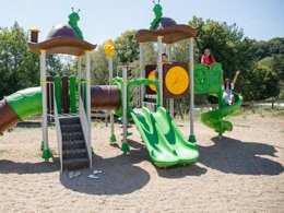 Camping Pas Cher vous présente avec son site Officiel campingpascher.fr, le Camping Paradis - Les Chanterelles classé 4 étoiles, situé sur la commune de Saint Remy Sur Durolle dans le département Puy-de-dôme (Auvergne) en France. Le camping Paradis - Les Chanterelles, vous présente un hébergement de type mobil-home de 28 m² pour 4 personnes avec climatisation et télévision. Le camping Paradis - Les Chanterelles vous propose du mardi 26 mai au mardi 02 juin 2026, en promotion à -15% pour 7 nuits à 185 € au lieu de 218,0 € soit une Économie de 33 €. Cette location propose 110 dates différentes pour réserver votre séjour. Découvrez également les 10 autres gammes d'hébergements du camping. Les Avis clients pour le Camping Paradis - Les Chanterelles sont excellents avec une note moyenne de 8 sur 10. Piscine extérieure, Animations familiales, Club enfants, Aire de jeux enfants, Canoë-kayak, Centre équestre, Court de tennis, Golf, Paddle, Ping-pong, Pédalo, Pétanque, Randonnée, Terrain de volley-ball, Terrain multisports, Bar, Dépôt de pain, Snack/Bar,... En savoir plus : cliquez-ICI.