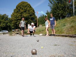Camping Pas Cher vous présente avec son site Officiel campingpascher.fr, le Camping Paradis - Les Chanterelles classé 4 étoiles, situé sur la commune de Saint Remy Sur Durolle dans le département Puy-de-dôme (Auvergne) en France. Le camping Paradis - Les Chanterelles, vous présente un hébergement de type mobil-home de 27 m² et télévision. Le camping Paradis - Les Chanterelles vous propose du dimanche 07 juin au dimanche 14 juin 2026, en promotion à -15% pour 7 nuits à 157 € au lieu de 185,0 € soit une Économie de 28 €. Cette location propose 110 dates différentes pour réserver votre séjour. Découvrez également les 10 autres gammes d'hébergements du camping. Les Avis clients pour le Camping Paradis - Les Chanterelles sont excellents avec une note moyenne de 8 sur 10. Piscine extérieure, Animations familiales, Club enfants, Aire de jeux enfants, Canoë-kayak, Centre équestre, Court de tennis, Golf, Paddle, Ping-pong, Pédalo, Pétanque, Randonnée, Terrain de volley-ball, Terrain multisports, Bar, Dépôt de pain, Snack/Bar,... En savoir plus : cliquez-ICI.