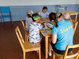 Camping Pas Cher vous présente avec son site Officiel campingpascher.fr, le Camping Paradis - Les Chanterelles classé 4 étoiles, situé sur la commune de Saint Remy Sur Durolle dans le département Puy-de-dôme (Auvergne) en France. Le camping Paradis - Les Chanterelles, vous présente un hébergement de type mobil-home de 30 m² avec climatisation et télévision. Le camping Paradis - Les Chanterelles vous propose du sam. 30 mai au sam. 06 juin 2026, en promotion à -15% pour 7 nuits à 189 € au lieu de 224,0 € soit une Économie de 35 €. Cette location propose 110 dates différentes pour réserver votre séjour. Découvrez également les 10 autres gammes d'hébergements du camping. Les Avis clients pour le Camping Paradis - Les Chanterelles sont excellents avec une note moyenne de 8 sur 10. Piscine extérieure, Animations familiales, Club enfants, Aire de jeux enfants, Canoë-kayak, Centre équestre, Court de tennis, Golf, Paddle, Ping-pong, Pédalo, Pétanque, Randonnée, Terrain de volley-ball, Terrain multisports, Bar, Dépôt de pain, Snack/Bar,... En savoir plus : cliquez-ICI.