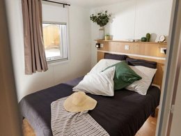 Camping Pas Cher vous présente avec son site Officiel campingpascher.fr, le Camping Paradis - Les Chanterelles classé 4 étoiles, situé sur la commune de Saint Remy Sur Durolle dans le département Puy-de-dôme (Auvergne) en France. Le camping Paradis - Les Chanterelles, vous présente un hébergement de type mobil-home de 28 m² pour 4 personnes avec climatisation et télévision. Le camping Paradis - Les Chanterelles vous propose du mardi 26 mai au mardi 02 juin 2026, en promotion à -15% pour 7 nuits à 185 € au lieu de 218,0 € soit une Économie de 33 €. Cette location propose 110 dates différentes pour réserver votre séjour. Découvrez également les 10 autres gammes d'hébergements du camping. Les Avis clients pour le Camping Paradis - Les Chanterelles sont excellents avec une note moyenne de 8 sur 10. Piscine extérieure, Animations familiales, Club enfants, Aire de jeux enfants, Canoë-kayak, Centre équestre, Court de tennis, Golf, Paddle, Ping-pong, Pédalo, Pétanque, Randonnée, Terrain de volley-ball, Terrain multisports, Bar, Dépôt de pain, Snack/Bar,... En savoir plus : cliquez-ICI.