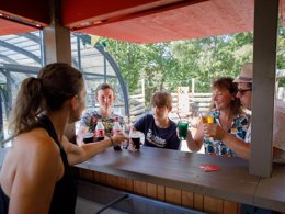 Camping Pas Cher vous présente avec son site Officiel campingpascher.fr, le Camping Paradis - Les Chanterelles classé 4 étoiles, situé sur la commune de Saint Remy Sur Durolle dans le département Puy-de-dôme (Auvergne) en France. Le camping Paradis - Les Chanterelles, vous présente un hébergement de type mobil-home de 27 m² et télévision. Le camping Paradis - Les Chanterelles vous propose du dimanche 07 juin au dimanche 14 juin 2026, en promotion à -15% pour 7 nuits à 157 € au lieu de 185,0 € soit une Économie de 28 €. Cette location propose 110 dates différentes pour réserver votre séjour. Découvrez également les 10 autres gammes d'hébergements du camping. Les Avis clients pour le Camping Paradis - Les Chanterelles sont excellents avec une note moyenne de 8 sur 10. Piscine extérieure, Animations familiales, Club enfants, Aire de jeux enfants, Canoë-kayak, Centre équestre, Court de tennis, Golf, Paddle, Ping-pong, Pédalo, Pétanque, Randonnée, Terrain de volley-ball, Terrain multisports, Bar, Dépôt de pain, Snack/Bar,... En savoir plus : cliquez-ICI.