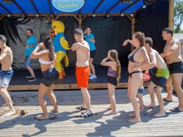 Camping Pas Cher vous présente avec son site Officiel campingpascher.fr, le Camping Paradis - Les Chanterelles classé 4 étoiles, situé sur la commune de Saint Remy Sur Durolle dans le département Puy-de-dôme (Auvergne) en France. Le camping Paradis - Les Chanterelles, vous présente un hébergement de type chalet de 27 m² pour 4 personnes et télévision. Le camping Paradis - Les Chanterelles vous propose du dimanche 31 mai au dimanche 07 juin 2026, en promotion à -15% pour 7 nuits à 149 € au lieu de 177,0 € soit une Économie de 28 €. Cette location propose 110 dates différentes pour réserver votre séjour. Découvrez également les 10 autres gammes d'hébergements du camping. Les Avis clients pour le Camping Paradis - Les Chanterelles sont excellents avec une note moyenne de 8 sur 10. Piscine extérieure, Animations familiales, Club enfants, Aire de jeux enfants, Canoë-kayak, Centre équestre, Court de tennis, Golf, Paddle, Ping-pong, Pédalo, Pétanque, Randonnée, Terrain de volley-ball, Terrain multisports, Bar, Dépôt de pain, Snack/Bar,... En savoir plus : cliquez-ICI.