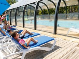 Camping Pas Cher vous présente avec son site Officiel campingpascher.fr, le Camping Paradis - Les Chanterelles classé 4 étoiles, situé sur la commune de Saint Remy Sur Durolle dans le département Puy-de-dôme (Auvergne) en France. Le camping Paradis - Les Chanterelles, vous présente un hébergement de type chalet de 27 m² pour 2 personnes et télévision. Le camping Paradis - Les Chanterelles vous propose du sam. 30 mai au sam. 06 juin 2026, en promotion à -15% pour 7 nuits à 149 € au lieu de 177,0 € soit une Économie de 28 €. Cette location propose 97 dates différentes pour réserver votre séjour. Découvrez également les 10 autres gammes d'hébergements du camping. Les Avis clients pour le Camping Paradis - Les Chanterelles sont excellents avec une note moyenne de 8 sur 10. Piscine extérieure, Animations familiales, Club enfants, Aire de jeux enfants, Canoë-kayak, Centre équestre, Court de tennis, Golf, Paddle, Ping-pong, Pédalo, Pétanque, Randonnée, Terrain de volley-ball, Terrain multisports, Bar, Dépôt de pain, Snack/Bar,... En savoir plus : cliquez-ICI.