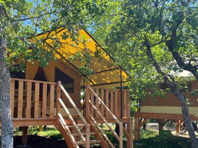 Cliquez pour découvrir toutes les photos de l'HÉBERGEMENT ! bungalow toilé - Domaine Des Chênes Blancs Pausado photo 1