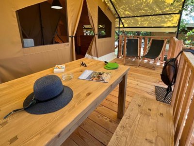 Cliquez pour découvrir toutes les photos de l'HÉBERGEMENT ! bungalow toilé - Domaine Des Chênes Blancs Pausado photo 6