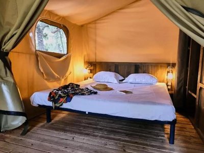 Cliquez pour découvrir toutes les photos de l'HÉBERGEMENT ! tente en toile et bois - Domaine Des Chênes Blancs Pausado photo 2