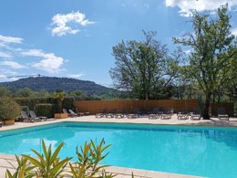Camping Pas Cher vous présente avec son site Officiel campingpascher.fr, le Camping Domaine Des Chênes Blancs Pausado classé 3 étoiles, situé sur la commune de Saint Saturnin Les Apt dans le département Vaucluse (Provence Alpes Côte D'azur) en France. Le camping Domaine Des Chênes Blancs Pausado, vous présente un hébergement de type tente en toile et bois de 24 m² pour 5 personnes. Le camping Domaine Des Chênes Blancs Pausado vous propose du vendredi 24 avril au vendredi 01 mai 2026 pour 7 nuits à 319€. Cette location propose 178 dates différentes pour réserver votre séjour. Découvrez également les 18 autres gammes d'hébergements du camping. Les Avis clients pour le Camping Domaine Des Chênes Blancs Pausado sont excellents avec une note moyenne de 8 sur 10. Piscine chauffée, Piscine extérieure, Animations familiales, Club enfants, Aire de jeux enfants, Baby-foot, Cyclisme, Escalade, Ping-pong, Pétanque, Randonnée, Terrain multisports, Bar, Dépôt de pain, Restaurant, Épicerie,... En savoir plus : cliquez-ICI.