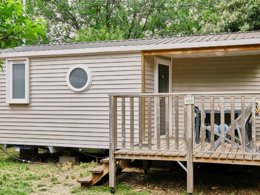 Camping Pas Cher vous présente avec son site Officiel campingpascher.fr, le Camping Domaine Des Chênes Blancs Pausado classé 3 étoiles, situé sur la commune de Saint Saturnin Les Apt dans le département Vaucluse (Provence Alpes Côte D'azur) en France. Le camping Domaine Des Chênes Blancs Pausado, vous présente un hébergement de type mobil-home de 24 m² pour 4 personnes avec climatisation. Le camping Domaine Des Chênes Blancs Pausado vous propose du dimanche 04 octobre au dimanche 11 octobre 2026, en promotion à -20% pour 7 nuits à 396 € au lieu de 495,0 € soit une Économie de 99 €. Cette location propose 143 dates différentes pour réserver votre séjour. Découvrez également les 18 autres gammes d'hébergements du camping. Les Avis clients pour le Camping Domaine Des Chênes Blancs Pausado sont excellents avec une note moyenne de 8 sur 10. Piscine chauffée, Piscine extérieure, Animations familiales, Club enfants, Aire de jeux enfants, Baby-foot, Cyclisme, Escalade, Ping-pong, Pétanque, Randonnée, Terrain multisports, Bar, Dépôt de pain, Restaurant, Épicerie,... En savoir plus : cliquez-ICI.