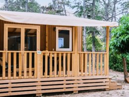 Camping Pas Cher vous présente avec son site Officiel campingpascher.fr, le Camping Domaine Des Chênes Blancs Pausado classé 3 étoiles, situé sur la commune de Saint Saturnin Les Apt dans le département Vaucluse (Provence Alpes Côte D'azur) en France. Le camping Domaine Des Chênes Blancs Pausado, vous présente un hébergement de type mobil-home de 18 m² pour 2 personnes avec climatisation et télévision. Le camping Domaine Des Chênes Blancs Pausado vous propose du dimanche 04 octobre au dimanche 11 octobre 2026, en promotion à -20% pour 7 nuits à 382 € au lieu de 477,5 € soit une Économie de 95,50 €. Cette location propose 164 dates différentes pour réserver votre séjour. Découvrez également les 18 autres gammes d'hébergements du camping. Les Avis clients pour le Camping Domaine Des Chênes Blancs Pausado sont excellents avec une note moyenne de 8 sur 10. Piscine chauffée, Piscine extérieure, Animations familiales, Club enfants, Aire de jeux enfants, Baby-foot, Cyclisme, Escalade, Ping-pong, Pétanque, Randonnée, Terrain multisports, Bar, Dépôt de pain, Restaurant, Épicerie,... En savoir plus : cliquez-ICI.