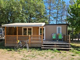 Camping Pas Cher vous présente avec son site Officiel campingpascher.fr, le Camping Domaine Des Chênes Blancs Pausado classé 3 étoiles, situé sur la commune de Saint Saturnin Les Apt dans le département Vaucluse (Provence Alpes Côte D'azur) en France. Le camping Domaine Des Chênes Blancs Pausado, vous présente un hébergement de type mobil-home de 27 m² pour 4 personnes avec climatisation et télévision. Le camping Domaine Des Chênes Blancs Pausado vous propose du dimanche 04 octobre au dimanche 11 octobre 2026, en promotion à -20% pour 7 nuits à 452 € au lieu de 565,0 € soit une Économie de 113 €. Cette location propose 159 dates différentes pour réserver votre séjour. Découvrez également les 18 autres gammes d'hébergements du camping. Les Avis clients pour le Camping Domaine Des Chênes Blancs Pausado sont excellents avec une note moyenne de 8 sur 10. Piscine chauffée, Piscine extérieure, Animations familiales, Club enfants, Aire de jeux enfants, Baby-foot, Cyclisme, Escalade, Ping-pong, Pétanque, Randonnée, Terrain multisports, Bar, Dépôt de pain, Restaurant, Épicerie,... En savoir plus : cliquez-ICI.