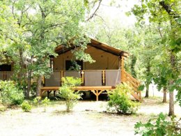 Camping Pas Cher vous présente avec son site Officiel campingpascher.fr, le Camping Domaine Des Chênes Blancs Pausado classé 3 étoiles, situé sur la commune de Saint Saturnin Les Apt dans le département Vaucluse (Provence Alpes Côte D'azur) en France. Le camping Domaine Des Chênes Blancs Pausado, vous présente un hébergement de type lodge de 24 m² pour 5 personnes avec climatisation. Le camping Domaine Des Chênes Blancs Pausado vous propose du dimanche 04 octobre au dimanche 11 octobre 2026, en promotion à -20% pour 7 nuits à 396 € au lieu de 495,0 € soit une Économie de 99 €. Cette location propose 165 dates différentes pour réserver votre séjour. Découvrez également les 18 autres gammes d'hébergements du camping. Les Avis clients pour le Camping Domaine Des Chênes Blancs Pausado sont excellents avec une note moyenne de 8 sur 10. Piscine chauffée, Piscine extérieure, Animations familiales, Club enfants, Aire de jeux enfants, Baby-foot, Cyclisme, Escalade, Ping-pong, Pétanque, Randonnée, Terrain multisports, Bar, Dépôt de pain, Restaurant, Épicerie,... En savoir plus : cliquez-ICI.