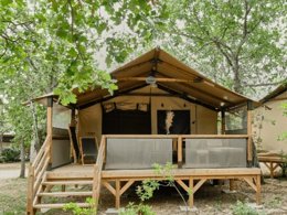 Camping Pas Cher vous présente avec son site Officiel campingpascher.fr, le Camping Domaine Des Chênes Blancs Pausado classé 3 étoiles, situé sur la commune de Saint Saturnin Les Apt dans le département Vaucluse (Provence Alpes Côte D'azur) en France. Le camping Domaine Des Chênes Blancs Pausado, vous présente un hébergement de type lodge de 24 m² pour 5 personnes. Le camping Domaine Des Chênes Blancs Pausado vous propose du jeudi 30 avril au jeudi 07 mai 2026, en promotion à -20% pour 7 nuits à 286 € au lieu de 357,5 € soit une Économie de 71,50 €. Cette location propose 178 dates différentes pour réserver votre séjour. Découvrez également les 18 autres gammes d'hébergements du camping. Les Avis clients pour le Camping Domaine Des Chênes Blancs Pausado sont excellents avec une note moyenne de 8 sur 10. Piscine chauffée, Piscine extérieure, Animations familiales, Club enfants, Aire de jeux enfants, Baby-foot, Cyclisme, Escalade, Ping-pong, Pétanque, Randonnée, Terrain multisports, Bar, Dépôt de pain, Restaurant, Épicerie,... En savoir plus : cliquez-ICI.