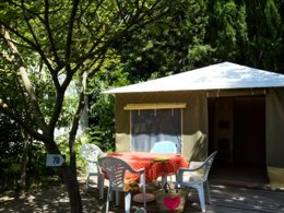Camping Pas Cher vous présente avec son site Officiel campingpascher.fr, le Camping Domaine Des Chênes Blancs Pausado classé 3 étoiles, situé sur la commune de Saint Saturnin Les Apt dans le département Vaucluse (Provence Alpes Côte D'azur) en France. Le camping Domaine Des Chênes Blancs Pausado, vous présente un hébergement de type bungalow toilé de 20 m² pour 5 personnes. Le camping Domaine Des Chênes Blancs Pausado vous propose du lundi 06 avril au lundi 13 avril 2026 pour 7 nuits à 239€. Cette location propose 167 dates différentes pour réserver votre séjour. Découvrez également les 18 autres gammes d'hébergements du camping. Les Avis clients pour le Camping Domaine Des Chênes Blancs Pausado sont excellents avec une note moyenne de 8 sur 10. Piscine chauffée, Piscine extérieure, Animations familiales, Club enfants, Aire de jeux enfants, Baby-foot, Cyclisme, Escalade, Ping-pong, Pétanque, Randonnée, Terrain multisports, Bar, Dépôt de pain, Restaurant, Épicerie,... En savoir plus : cliquez-ICI.