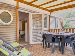 Camping Pas Cher vous présente avec son site Officiel campingpascher.fr, le Camping Domaine Des Chênes Blancs Pausado classé 3 étoiles, situé sur la commune de Saint Saturnin Les Apt dans le département Vaucluse (Provence Alpes Côte D'azur) en France. Le camping Domaine Des Chênes Blancs Pausado, vous présente un hébergement de type mobil-home de 23 m² pour 5 personnes avec climatisation. Le camping Domaine Des Chênes Blancs Pausado vous propose du dimanche 04 octobre au dimanche 11 octobre 2026, en promotion à -20% pour 7 nuits à 410 € au lieu de 512,5 € soit une Économie de 102,50 €. Cette location propose 157 dates différentes pour réserver votre séjour. Découvrez également les 18 autres gammes d'hébergements du camping. Les Avis clients pour le Camping Domaine Des Chênes Blancs Pausado sont excellents avec une note moyenne de 8 sur 10. Piscine chauffée, Piscine extérieure, Animations familiales, Club enfants, Aire de jeux enfants, Baby-foot, Cyclisme, Escalade, Ping-pong, Pétanque, Randonnée, Terrain multisports, Bar, Dépôt de pain, Restaurant, Épicerie,... En savoir plus : cliquez-ICI.