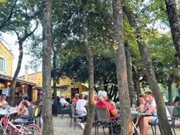 Camping Pas Cher vous présente avec son site Officiel campingpascher.fr, le Camping Domaine Des Chênes Blancs Pausado classé 3 étoiles, situé sur la commune de Saint Saturnin Les Apt dans le département Vaucluse (Provence Alpes Côte D'azur) en France. Le camping Domaine Des Chênes Blancs Pausado, vous présente un hébergement de type lodge de 24 m² pour 5 personnes avec climatisation. Le camping Domaine Des Chênes Blancs Pausado vous propose du dimanche 04 octobre au dimanche 11 octobre 2026, en promotion à -20% pour 7 nuits à 396 € au lieu de 495,0 € soit une Économie de 99 €. Cette location propose 165 dates différentes pour réserver votre séjour. Découvrez également les 18 autres gammes d'hébergements du camping. Les Avis clients pour le Camping Domaine Des Chênes Blancs Pausado sont excellents avec une note moyenne de 8 sur 10. Piscine chauffée, Piscine extérieure, Animations familiales, Club enfants, Aire de jeux enfants, Baby-foot, Cyclisme, Escalade, Ping-pong, Pétanque, Randonnée, Terrain multisports, Bar, Dépôt de pain, Restaurant, Épicerie,... En savoir plus : cliquez-ICI.