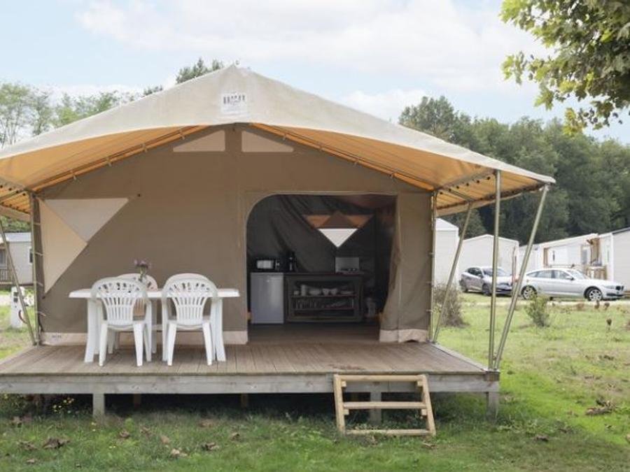 Camping Pas Cher vous présente avec son site Officiel campingpascher.fr, le Camping Les Rives De L'Adour - Paradis classé 3 étoiles, situé sur la commune de Saint Sever dans le département Landes (Aquitaine) en France. Le camping Les Rives De L'Adour - Paradis, vous présente un hébergement de type tente de 20 m² pour 4 personnes. Le camping Les Rives De L'Adour - Paradis vous propose du sam. 13 juin au sam. 20 juin 2026, en promotion à -10% pour 7 nuits à 129 € au lieu de 144,0 € soit une Économie de 15 €. Cette location propose 12 dates différentes pour réserver votre séjour. Découvrez également les 13 autres gammes d'hébergements du camping. Les Avis clients pour le Camping Les Rives De L'Adour - Paradis sont excellents avec une note moyenne de 8 sur 10. Piscine couverte, Piscine extérieure, Animations familiales, Club enfants, Aire de jeux enfants, Court de tennis, Ping-pong, Pétanque, Terrain de football, Bar, Dépôt de pain, Snack/Bar,... En savoir plus : cliquez-ICI.