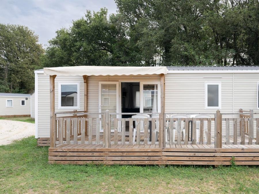 Camping Pas Cher vous présente avec son site Officiel campingpascher.fr, le Camping Les Rives De L'Adour - Paradis classé 3 étoiles, situé sur la commune de Saint Sever dans le département Landes (Aquitaine) en France. Le camping Les Rives De L'Adour - Paradis vous propose un hébergement de type mobil-home de 32 m² pour 8 personnes avec climatisation (télévision). L'établissement vous propose 13 autres types d'hébergements. Découvrez tous nos séjours à petits prix dans la commune et aux alentours de Saint Sever du département : Landes (Aquitaine). Les Avis clients pour le Camping Les Rives De L'Adour - Paradis sont excellents avec une note moyenne de 8 sur 10. Piscine couverte, Piscine extérieure, Animations familiales, Club enfants, Aire de jeux enfants, Court de tennis, Ping-pong, Pétanque, Terrain de football, Bar, Dépôt de pain, Snack/Bar,... En savoir plus : cliquez-ICI.
