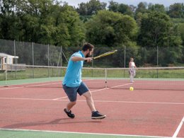 Camping Pas Cher vous présente avec son site Officiel campingpascher.fr, le Camping Les Rives De L'Adour - Paradis classé 3 étoiles, situé sur la commune de Saint Sever dans le département Landes (Aquitaine) en France. Le camping Les Rives De L'Adour - Paradis, vous présente un hébergement de type mobil-home de 28 m² pour 4 personnes. Le camping Les Rives De L'Adour - Paradis vous propose du dimanche 10 mai au dimanche 17 mai 2026, en promotion à -11% pour 7 nuits à 167 € au lieu de 188,0 € soit une Économie de 21 €. Cette location propose 96 dates différentes pour réserver votre séjour. Découvrez également les 13 autres gammes d'hébergements du camping. Les Avis clients pour le Camping Les Rives De L'Adour - Paradis sont excellents avec une note moyenne de 8 sur 10. Piscine couverte, Piscine extérieure, Animations familiales, Club enfants, Aire de jeux enfants, Court de tennis, Ping-pong, Pétanque, Terrain de football, Bar, Dépôt de pain, Snack/Bar,... En savoir plus : cliquez-ICI.