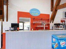 Camping Pas Cher vous présente avec son site Officiel campingpascher.fr, le Camping Les Rives De L'Adour - Paradis classé 3 étoiles, situé sur la commune de Saint Sever dans le département Landes (Aquitaine) en France. Le camping Les Rives De L'Adour - Paradis, vous présente un hébergement de type mobil-home de 30 m² pour 4 personnes avec climatisation. Le camping Les Rives De L'Adour - Paradis vous propose du vendredi 24 avril au vendredi 01 mai 2026, en promotion à -11% pour 7 nuits à 169 € au lieu de 190,0 € soit une Économie de 21 €. Cette location propose 96 dates différentes pour réserver votre séjour. Découvrez également les 13 autres gammes d'hébergements du camping. Les Avis clients pour le Camping Les Rives De L'Adour - Paradis sont excellents avec une note moyenne de 8 sur 10. Piscine couverte, Piscine extérieure, Animations familiales, Club enfants, Aire de jeux enfants, Court de tennis, Ping-pong, Pétanque, Terrain de football, Bar, Dépôt de pain, Snack/Bar,... En savoir plus : cliquez-ICI.