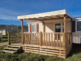 Camping Pas Cher vous présente avec son site Officiel campingpascher.fr, le Camping Les Rives De L'Adour - Paradis classé 3 étoiles, situé sur la commune de Saint Sever dans le département Landes (Aquitaine) en France. Le camping Les Rives De L'Adour - Paradis, vous présente un hébergement de type mobil-home de 28 m². Le camping Les Rives De L'Adour - Paradis vous propose du dimanche 10 mai au dimanche 17 mai 2026, en promotion à -11% pour 7 nuits à 167 € au lieu de 188,0 € soit une Économie de 21 €. Cette location propose 96 dates différentes pour réserver votre séjour. Découvrez également les 13 autres gammes d'hébergements du camping. Les Avis clients pour le Camping Les Rives De L'Adour - Paradis sont excellents avec une note moyenne de 8 sur 10. Piscine couverte, Piscine extérieure, Animations familiales, Club enfants, Aire de jeux enfants, Court de tennis, Ping-pong, Pétanque, Terrain de football, Bar, Dépôt de pain, Snack/Bar,... En savoir plus : cliquez-ICI.