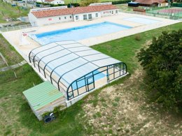 Camping Pas Cher vous présente avec son site Officiel campingpascher.fr, le Camping Les Rives De L'Adour - Paradis classé 3 étoiles, situé sur la commune de Saint Sever dans le département Landes (Aquitaine) en France. Le camping Les Rives De L'Adour - Paradis, vous présente un hébergement de type mobil-home de 28 m² pour 4 personnes avec climatisation. Le camping Les Rives De L'Adour - Paradis vous propose du lundi 11 mai au lundi 18 mai 2026, en promotion à -10% pour 7 nuits à 174 € au lieu de 194,0 € soit une Économie de 20 €. Cette location propose 96 dates différentes pour réserver votre séjour. Découvrez également les 13 autres gammes d'hébergements du camping. Les Avis clients pour le Camping Les Rives De L'Adour - Paradis sont excellents avec une note moyenne de 8 sur 10. Piscine couverte, Piscine extérieure, Animations familiales, Club enfants, Aire de jeux enfants, Court de tennis, Ping-pong, Pétanque, Terrain de football, Bar, Dépôt de pain, Snack/Bar,... En savoir plus : cliquez-ICI.