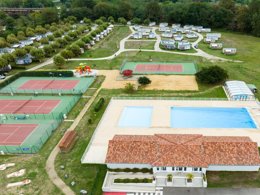 Camping Pas Cher vous présente avec son site Officiel campingpascher.fr, le Camping Les Rives De L'Adour - Paradis classé 3 étoiles, situé sur la commune de Saint Sever dans le département Landes (Aquitaine) en France. Le camping Les Rives De L'Adour - Paradis, vous présente un hébergement de type mobil-home de 32 m² pour 4 personnes. Le camping Les Rives De L'Adour - Paradis vous propose du dimanche 10 mai au dimanche 17 mai 2026, en promotion à -11% pour 7 nuits à 167 € au lieu de 188,0 € soit une Économie de 21 €. Cette location propose 96 dates différentes pour réserver votre séjour. Découvrez également les 13 autres gammes d'hébergements du camping. Les Avis clients pour le Camping Les Rives De L'Adour - Paradis sont excellents avec une note moyenne de 8 sur 10. Piscine couverte, Piscine extérieure, Animations familiales, Club enfants, Aire de jeux enfants, Court de tennis, Ping-pong, Pétanque, Terrain de football, Bar, Dépôt de pain, Snack/Bar,... En savoir plus : cliquez-ICI.