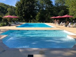 Camping Pas Cher vous présente avec son site Officiel campingpascher.fr, le Camping Le Trel classé 3 étoiles, situé sur la commune de Saint Pompon dans le département Dordogne (Aquitaine) en France. Le camping Le Trel, vous présente un hébergement de type bungalow de 12 m² pour 5 personnes. Le camping Le Trel vous propose du mercredi 01 juillet au mercredi 08 juillet 2026 pour 7 nuits à 340€. Cette location propose 16 dates différentes pour réserver votre séjour. Découvrez également les 12 autres gammes d'hébergements du camping. Les Avis clients pour le Camping Le Trel sont excellents avec une note moyenne de 8 sur 10. Piscine extérieure, Animations familiales, Aire de jeux enfants, Canoë-kayak, Centre équestre, Golf, Ping-pong, Piscine, Pétanque, Randonnée, Structure gonflable enfants, Bar, Boulangerie, Dépôt de pain, Restaurant, Snack/Bar, Supermarché, Épicerie,... En savoir plus : cliquez-ICI.