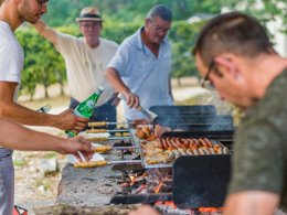 Camping Pas Cher vous présente avec son site Officiel campingpascher.fr, le Camping Le Trel classé 3 étoiles, situé sur la commune de Saint Pompon dans le département Dordogne (Aquitaine) en France. Le camping Le Trel, vous présente un hébergement de type mobil-home de 28 m² pour 4 personnes. Le camping Le Trel vous propose du dimanche 12 avril au dimanche 19 avril 2026 pour 7 nuits à 210€. Cette location propose 117 dates différentes pour réserver votre séjour. Découvrez également les 12 autres gammes d'hébergements du camping. Les Avis clients pour le Camping Le Trel sont excellents avec une note moyenne de 8 sur 10. Piscine extérieure, Animations familiales, Aire de jeux enfants, Canoë-kayak, Centre équestre, Golf, Ping-pong, Piscine, Pétanque, Randonnée, Structure gonflable enfants, Bar, Boulangerie, Dépôt de pain, Restaurant, Snack/Bar, Supermarché, Épicerie,... En savoir plus : cliquez-ICI.