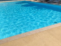 Camping Pas Cher vous présente avec son site Officiel campingpascher.fr, le Camping Le Trel classé 3 étoiles, situé sur la commune de Saint Pompon dans le département Dordogne (Aquitaine) en France. Le camping Le Trel, vous présente un hébergement de type mobil-home de 24 m² pour 4 personnes. Le camping Le Trel vous propose du dimanche 12 avril au dimanche 19 avril 2026 pour 7 nuits à 210€. Cette location propose 117 dates différentes pour réserver votre séjour. Découvrez également les 12 autres gammes d'hébergements du camping. Les Avis clients pour le Camping Le Trel sont excellents avec une note moyenne de 8 sur 10. Piscine extérieure, Animations familiales, Aire de jeux enfants, Canoë-kayak, Centre équestre, Golf, Ping-pong, Piscine, Pétanque, Randonnée, Structure gonflable enfants, Bar, Boulangerie, Dépôt de pain, Restaurant, Snack/Bar, Supermarché, Épicerie,... En savoir plus : cliquez-ICI.