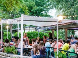 Camping Pas Cher vous présente avec son site Officiel campingpascher.fr, le Camping Flower Le Plan D'eau classé 4 étoiles, situé sur la commune de Saint Privat dans le département Ardèche (Rhône Alpes) en France. Le camping Flower Le Plan D'eau, vous présente un hébergement de type chalet de 20 m² pour 2 personnes. Le camping Flower Le Plan D'eau vous propose du mardi 26 mai au mardi 02 juin 2026 pour 7 nuits à 441€. Cette location propose 65 dates différentes pour réserver votre séjour. Découvrez également les 7 autres gammes d'hébergements du camping. Piscine chauffée, Piscine extérieure, Animation ados, Animation enfants, Animations familiales, Aire de jeux enfants, Canoë-kayak, Ping-pong, Pétanque, Structure gonflable enfants, Terrain de volley-ball, Terrain multisports, Trampoline, Boulangerie, Dépôt de pain, Pizzeria, Plats à emporter, Restaurant, Snack/Bar, Épicerie,... En savoir plus : cliquez-ICI.