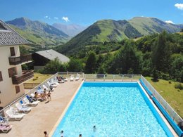 Camping Pas Cher vous présente avec son site Officiel campingpascher.fr, la Résidence Odalys Essentielle Les Sybelles, située sur la commune de Saint Sorlin D'arves dans le département Savoie (Rhône Alpes) en France. La résidence Odalys Essentielle Les Sybelles, vous présente un hébergement de type appartement de 26 m² et télévision. La résidence Odalys Essentielle Les Sybelles vous proposeun séjour PAS CHER avec une REMISEdu sam. 04 juillet au sam. 11 juillet 2026, en promotion à -40% pour 7 nuits à 329,40 € au lieu de 549,0 € soit une Économie de 219,60 €. Cette location propose 3 dates différentes pour réserver votre séjour. Découvrez également les 3 autres gammes d'hébergements de la résidence. Piscine chauffée, Piscine extérieure, Club enfants, Centre équestre, Court de tennis, Piscine,... En savoir plus : cliquez-ICI.