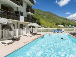 Camping Pas Cher vous présente avec son site Officiel campingpascher.fr, la Résidence Odalys Essentielle L'Ouillon classé 2 étoiles, située sur la commune de Saint Sorlin D'arves dans le département Savoie (Rhône Alpes) en France. La résidence Odalys Essentielle L'Ouillon, vous présente un hébergement de type studio de 26 m² pour 1 personne et télévision. La résidence Odalys Essentielle L'Ouillon vous proposeun séjour PAS CHER avec une REMISEdu sam. 04 juillet au sam. 11 juillet 2026, en promotion à -30% pour 7 nuits à 384,30 € au lieu de 549,0 € soit une Économie de 164,70 €. Cette location propose 8 dates différentes pour réserver votre séjour. Découvrez également les 2 autres gammes d'hébergements de la résidence. Les Avis clients pour la Résidence Odalys Essentielle L'Ouillon sont de 6 sur 10. Piscine chauffée, Piscine extérieure, Animation enfants, Centre équestre, Randonnée,... En savoir plus : cliquez-ICI.